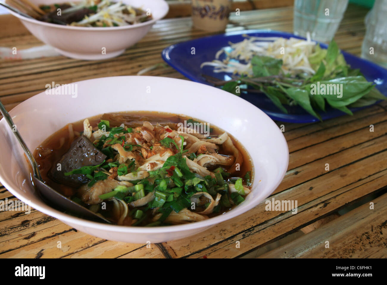 Asiatische Hähnchen Reisnudelsuppe serviert in Thailand Stockfoto