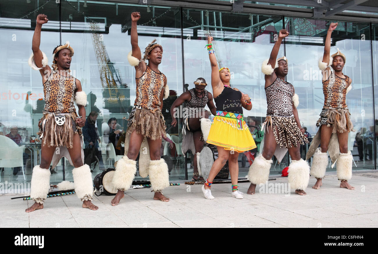 Südafrikanischen Gruppe Zulu erklingt in Sunderland Folk Festival 2011 Stockfoto