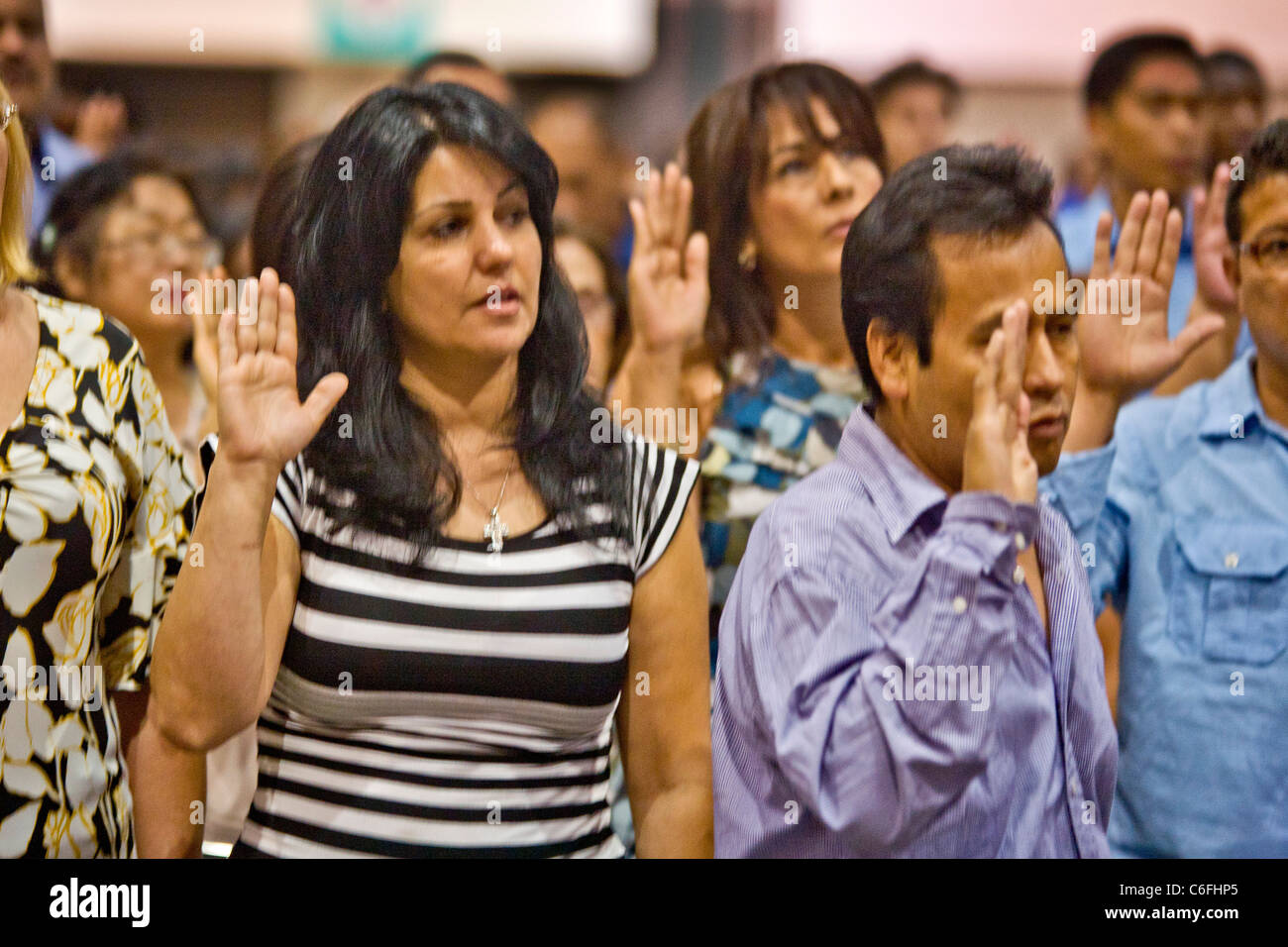 Immigranten von vielen Altersgruppen und Nationalitäten nehmen den Eid der Staatsbürgerschaft der Vereinigten Staaten in Los Angeles. Stockfoto