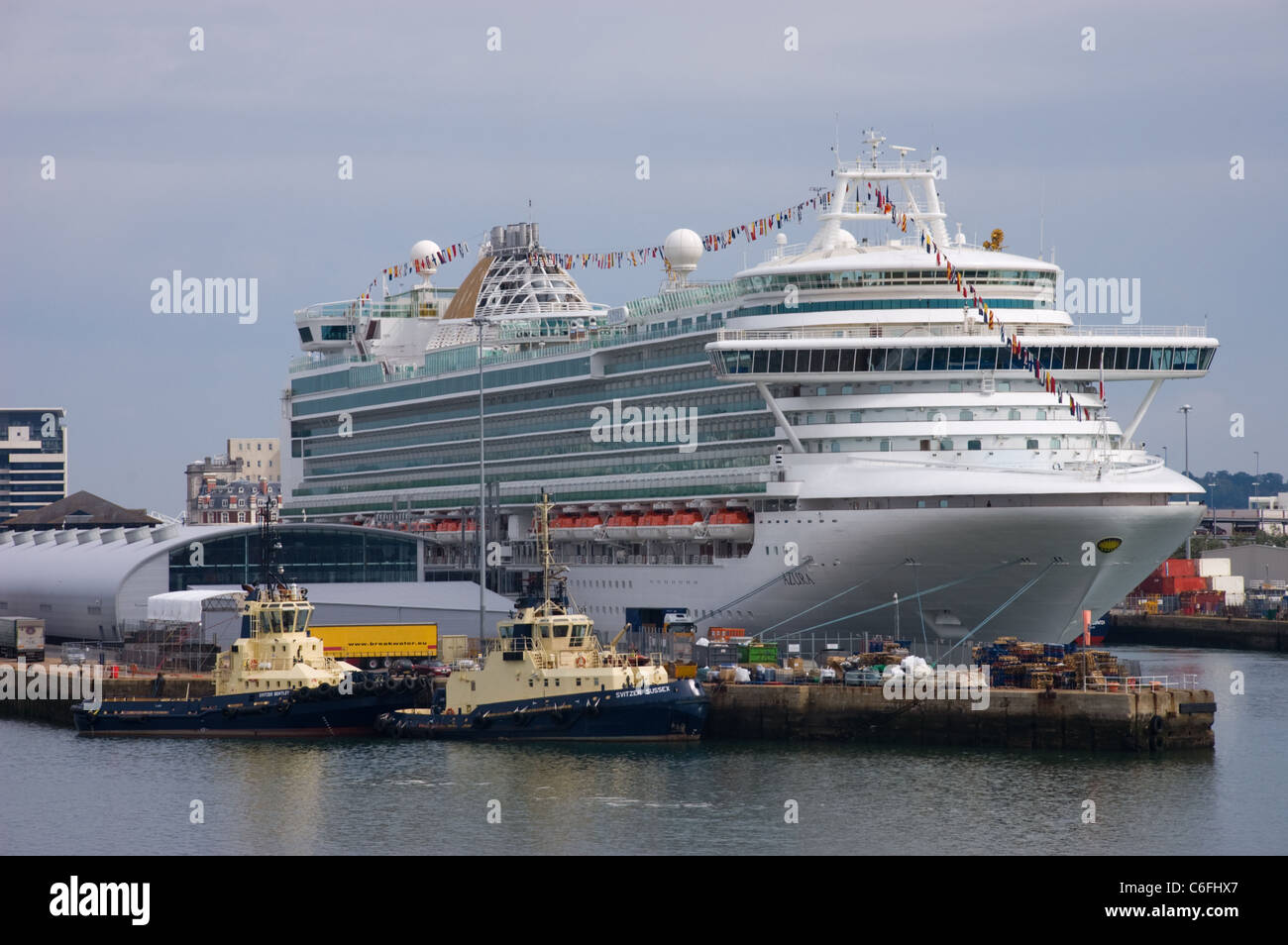 Azura, eines der größten Kreuzfahrtschiff der P & O Cruises Flotte Schiffe, angedockt an Southampton. Stockfoto