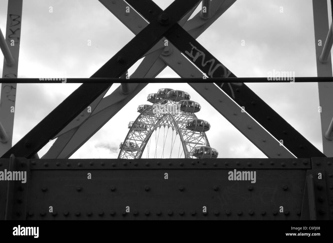 London Eye, eingerahmt durch Metall Träger Stockfoto