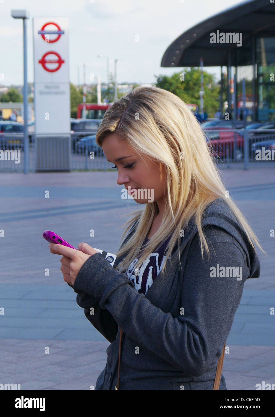 Teenager-Mädchen Senden einer Textnachricht Stockfoto