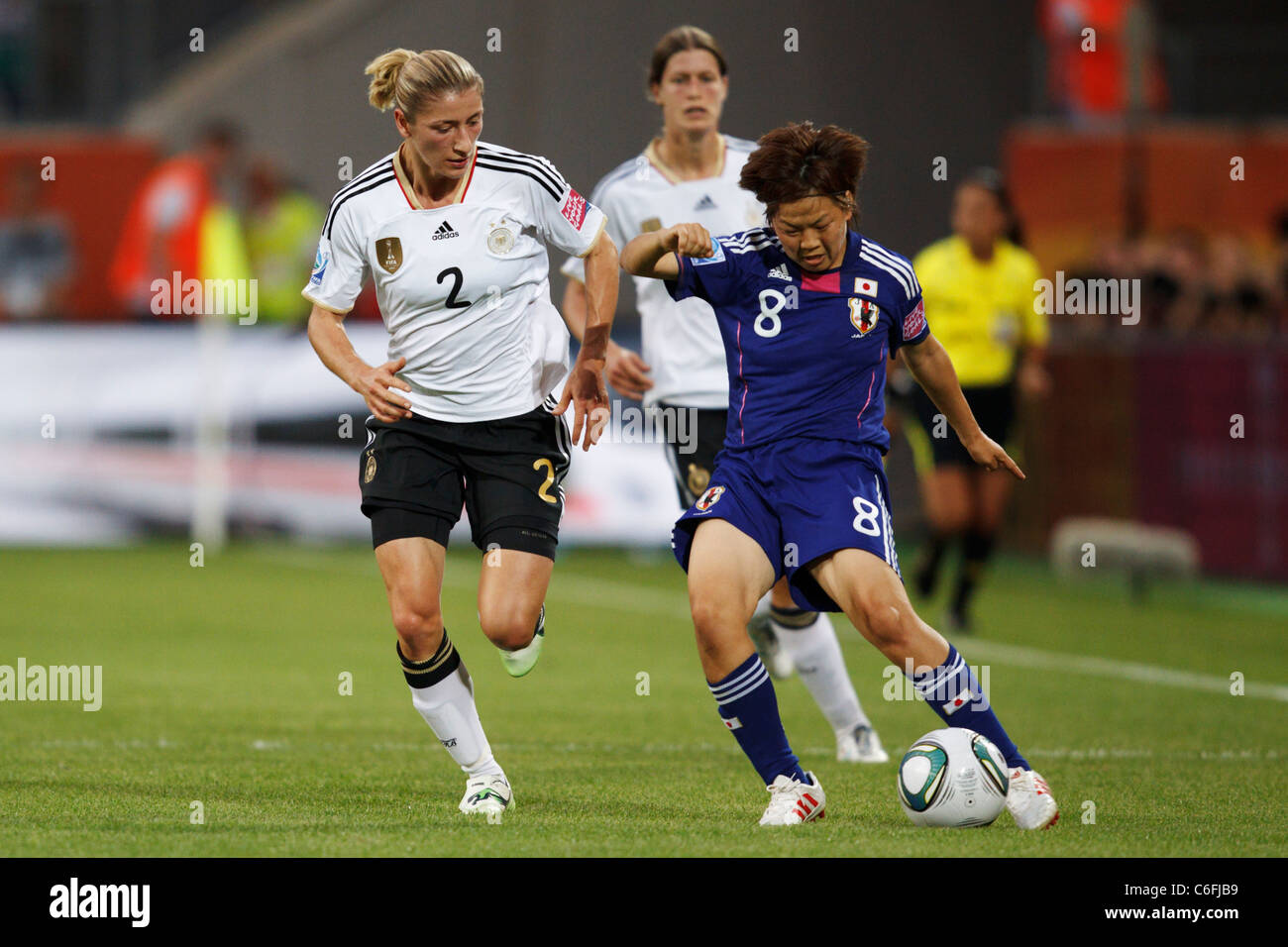 Aya Miyama Japans (8) im Kampf gegen Bianca Schmidt von Deutschland (2) bei einer Frauenausschuss WM 2011 Viertelfinale übereinstimmen. Stockfoto