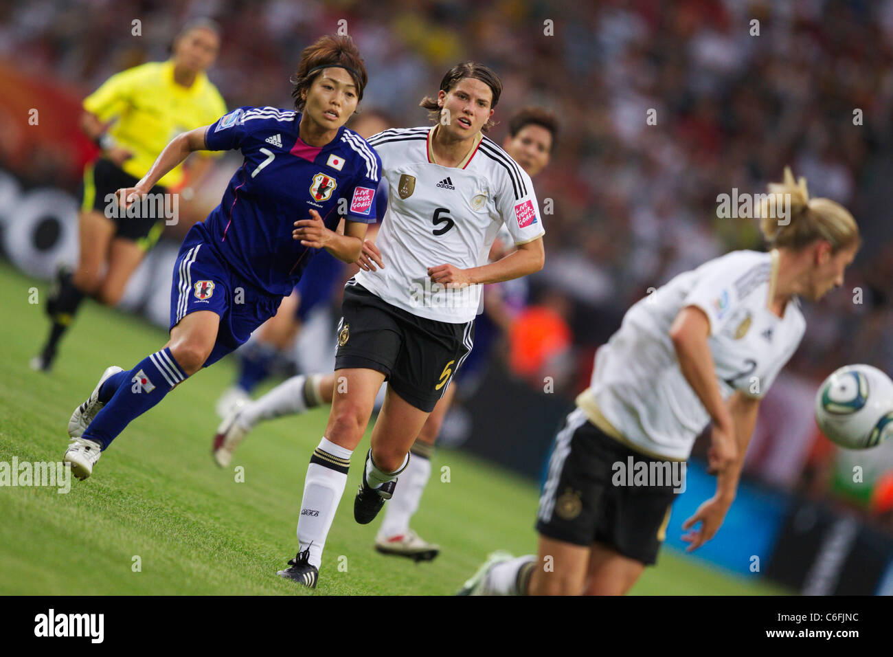Kozue Ando von Japan (7) und Annike Krahn Deutschlands (5) in Aktion während einer 2011 World Cup Viertelfinale Frauenfußball übereinstimmen. Stockfoto