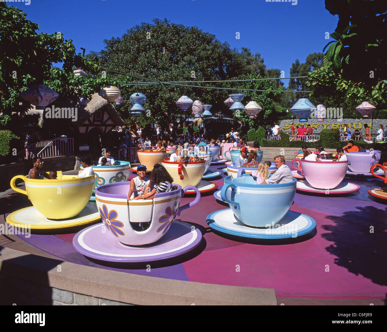 Mad Tea Party fahren, Fantasyland, Disneyland, Anaheim, California, Vereinigte Staaten von Amerika Stockfoto