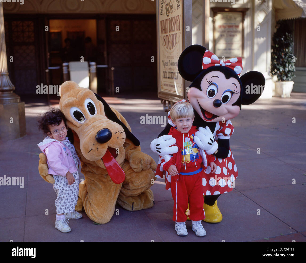 Kleinkinder mit Pluto und Minnie, Fantasyland, Disneyland, Anaheim, California, Vereinigte Staaten von Amerika Stockfoto