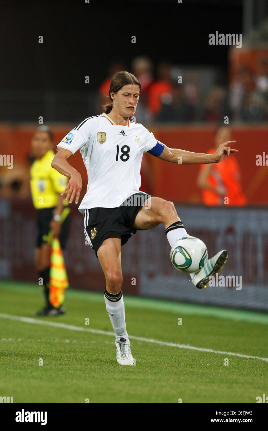 Deutschland team Kapitän Kerstin Garefrekes in Aktion während einer 2011 Frauen WM Viertelfinale Fußballspiel gegen Japan. Stockfoto