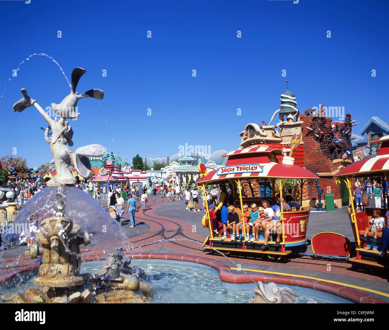 Jolly Trolley und Brunnen, Mickeys Toontown, Disneyland, Anaheim, Kalifornien, Vereinigte Staaten von Amerika Stockfoto