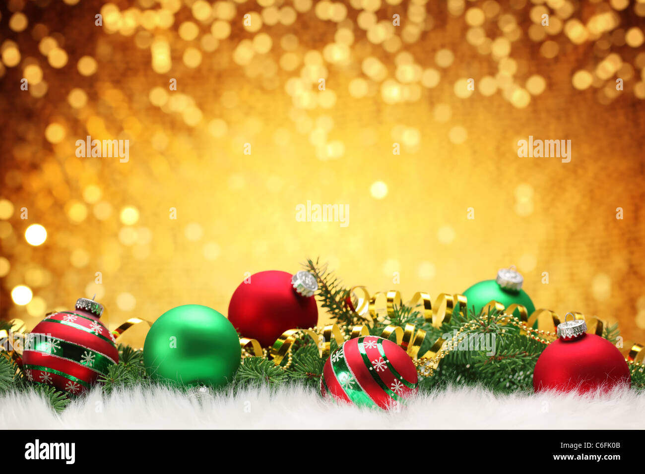 Weihnachtskugeln mit Tannenzweig auf festlichen Hintergrund. Stockfoto