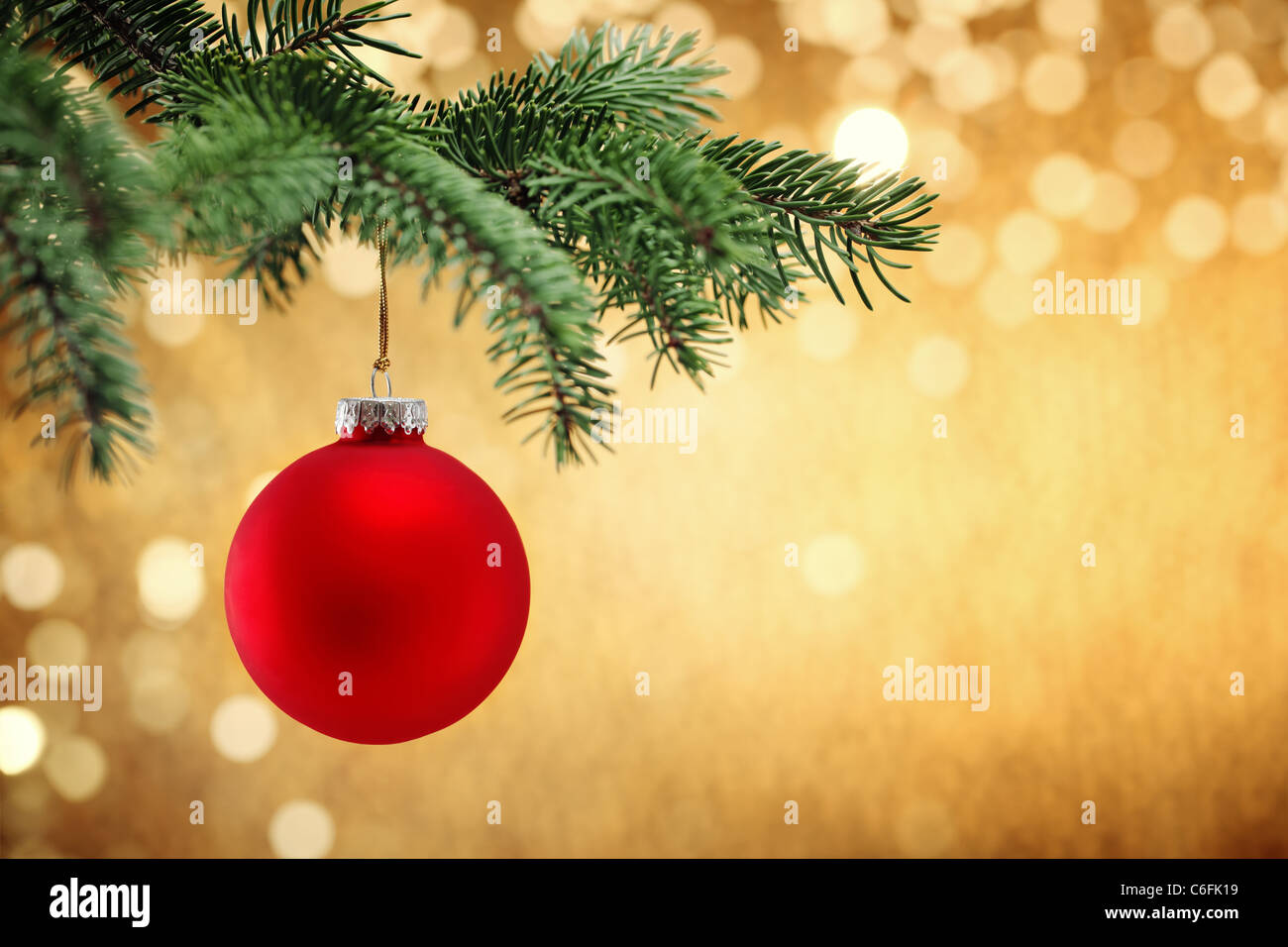 Glänzende Weihnachtskugel Tannenzweigen mit festlichen Hintergrund hängen. Stockfoto
