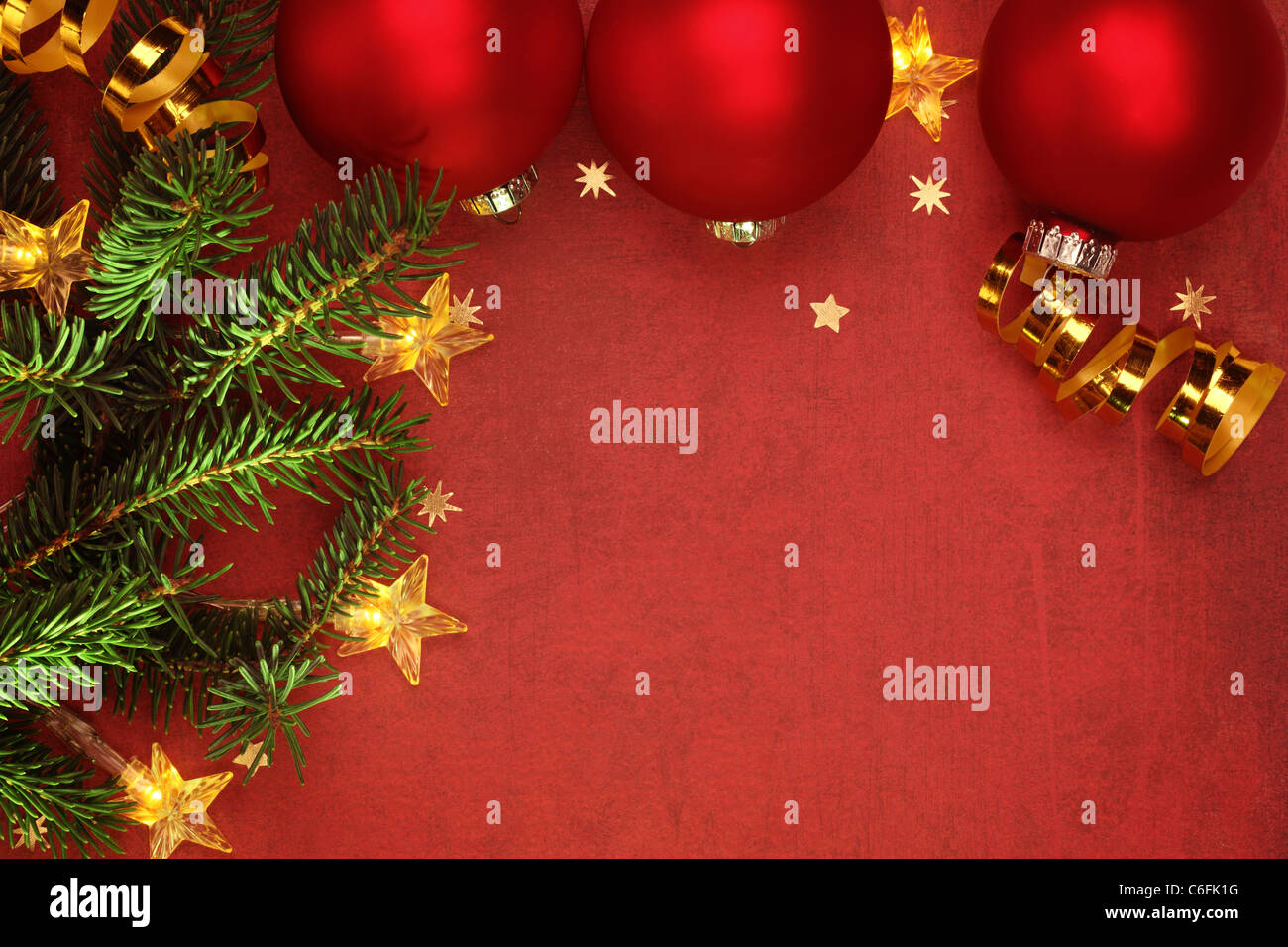 Weihnachtsschmuck und elektrische Lichter auf Grunge Hintergrund Stockfoto