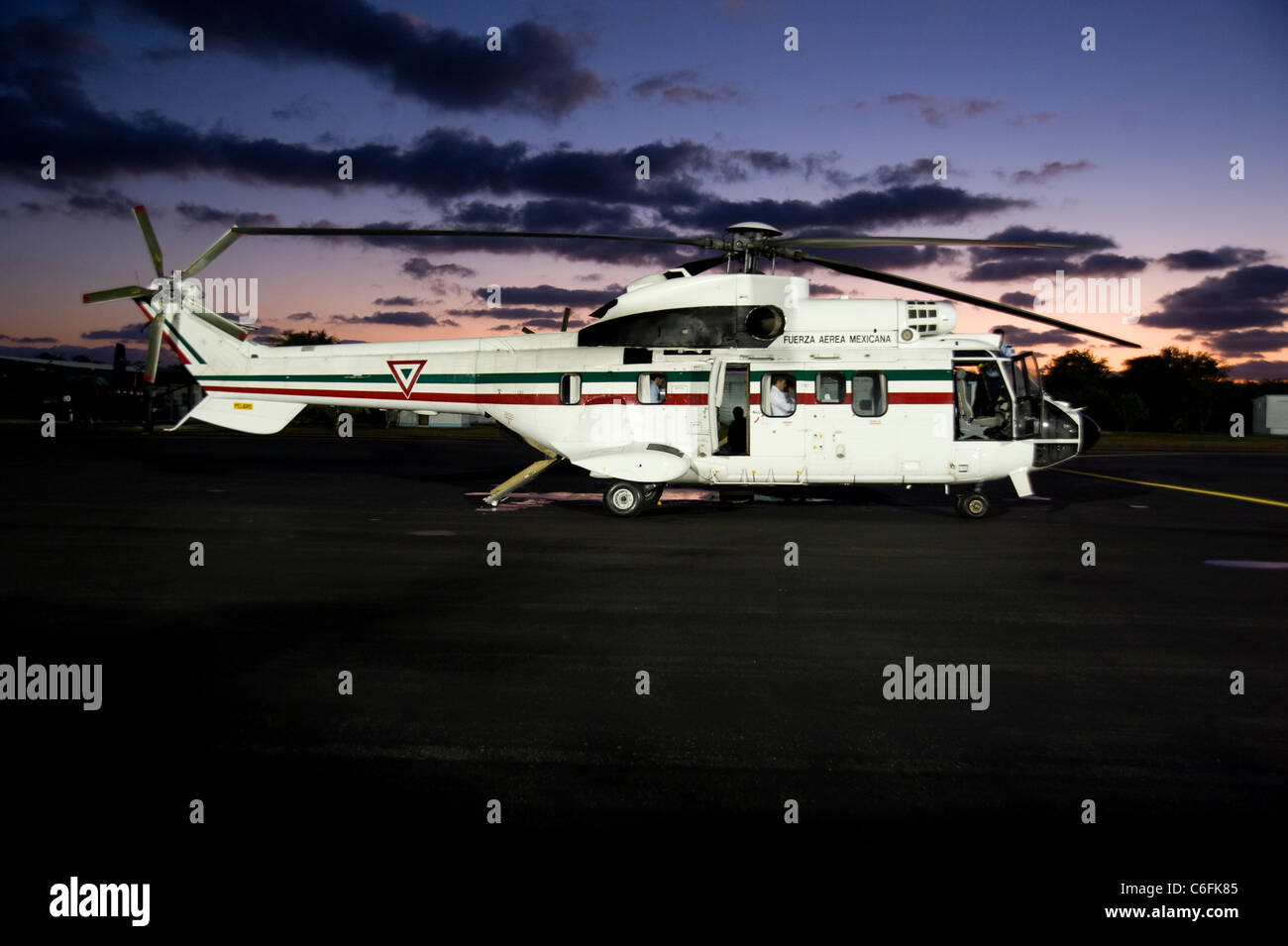 Mexikanische Luftwaffe Hubschrauber Teil des Presidential Air-Konvoi für Royal Tour Stockfoto