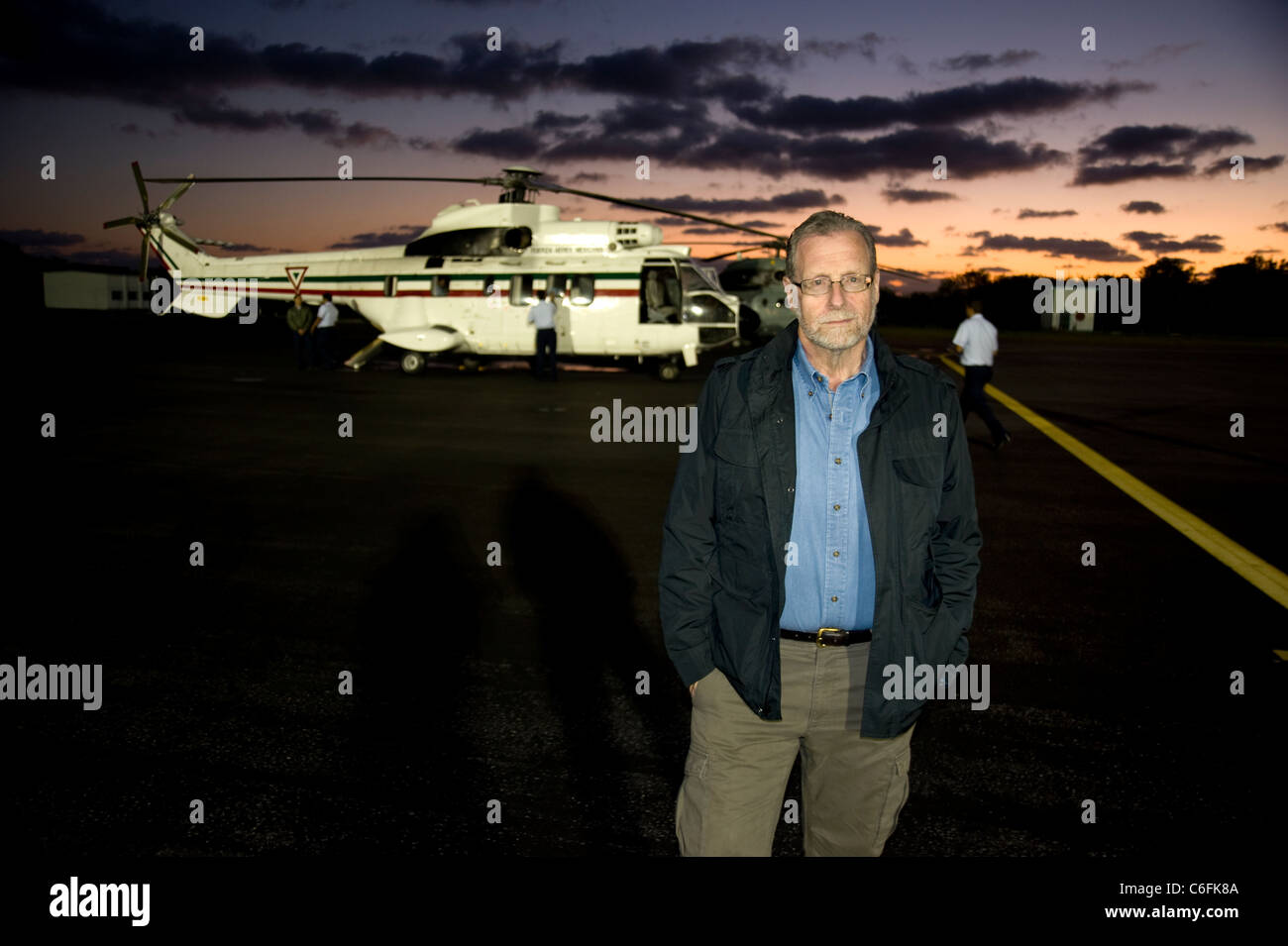 Peter Greenberg über Board mexikanische Luftwaffe Hubschrauber im Morgengrauen bei Dreharbeiten oder Mexiko: The Royal Tour Stockfoto