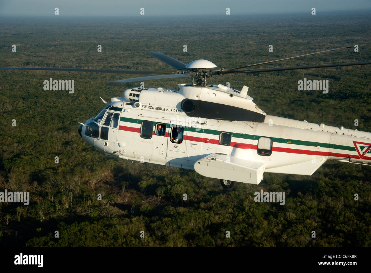 Peter Greenberg und Präsident Felipe Calderon in seinem Hubschrauber über Mexiko während der Dreharbeiten von Mexiko: The Royal Tour. Stockfoto