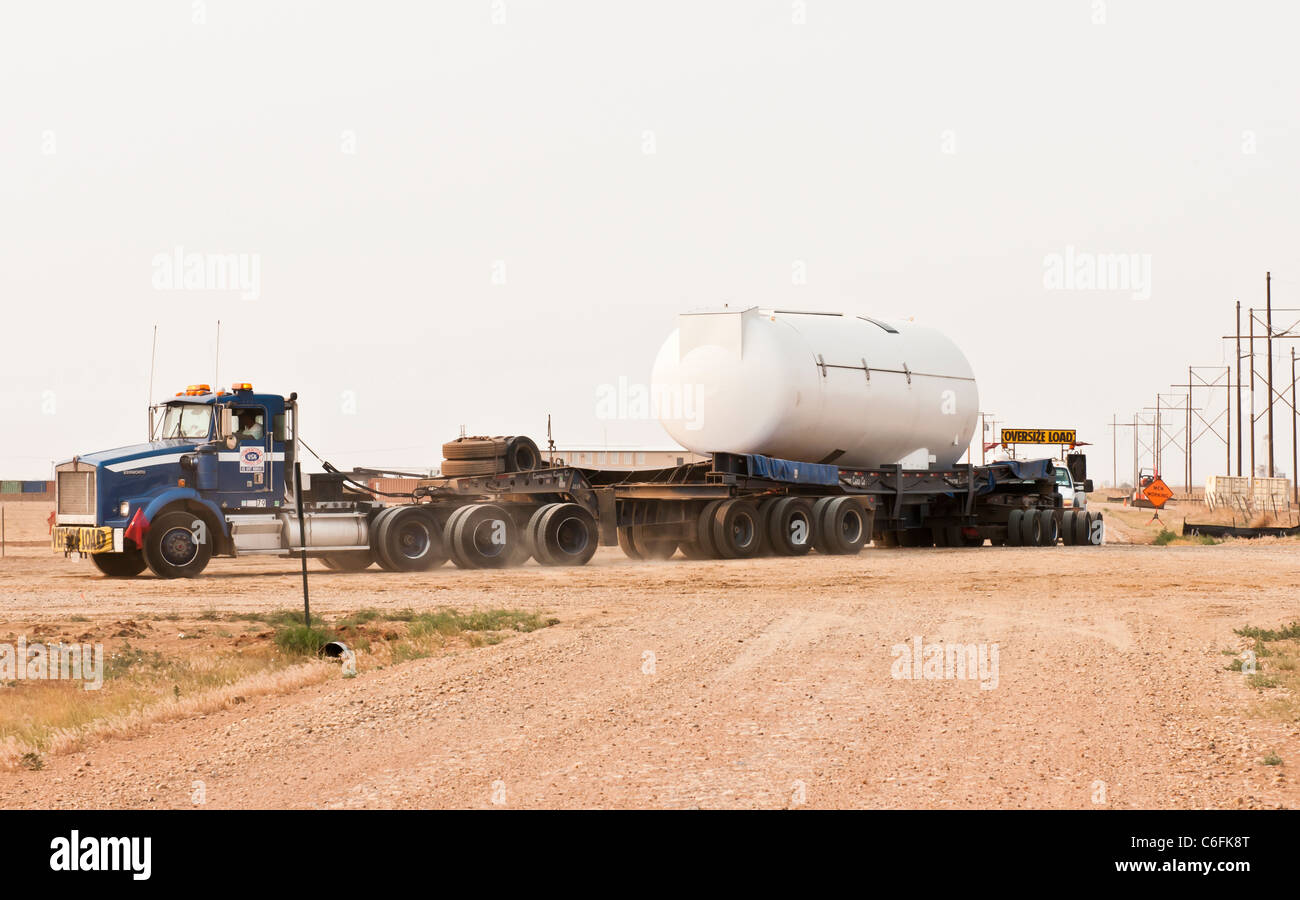 Die Generator-Drehscheibe für eine Windkraftanlage mit horizontaler Achse ist an einer Baustelle in der Nähe von Amarillo, Texas geliefert. Stockfoto