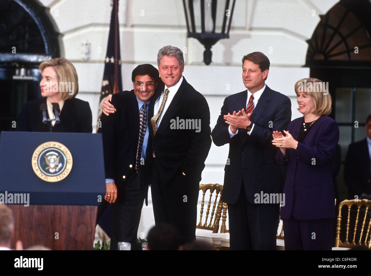 Präsident Bill Clinton, First Lady Hillary Clinton, VP Al Gore und Frau Tripper und Chef des Stabes Leon Panetta feiern Stockfoto