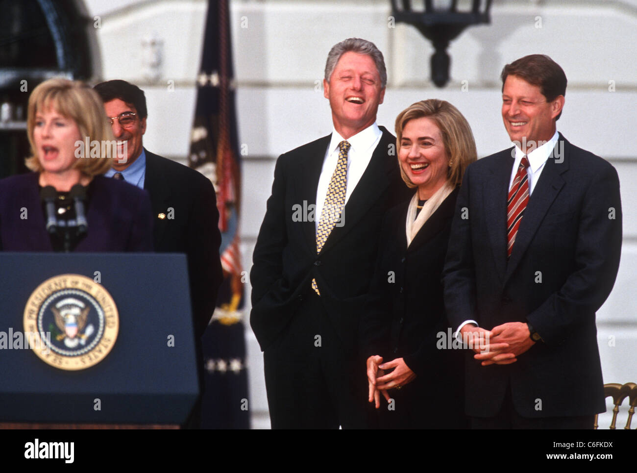Präsident Bill Clinton, First Lady Hillary Clinton, VP Al Gore und Frau Tripper und Chef des Stabes Leon Panetta feiern Stockfoto