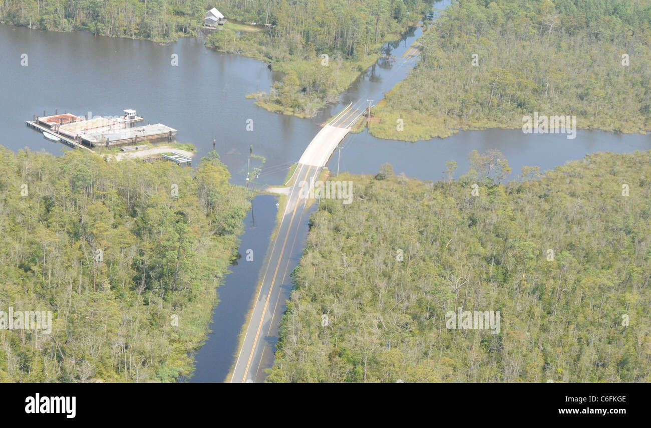 Luftaufnahmen von einer überfluteten Straße in North Carolina. Das Foto wurde aufgenommen, während die FEMA Anfangsschaden Beurteilung über North Carolina nach Hurrikan Irene. Die anfängliche Schadensfeststellung flog an Bord ein UH-60 Black Hawk geflogen von 3. Combat Aviation Brigade aus Fort Stewart, Georgia. Die Luftfahrt-Maßeinheit führt Verteidigung Unterstützung der zivilen Behörden als Reaktion auf Hurrikan Irene in Abstimmung mit der US Army North und US Northern Command. Stockfoto