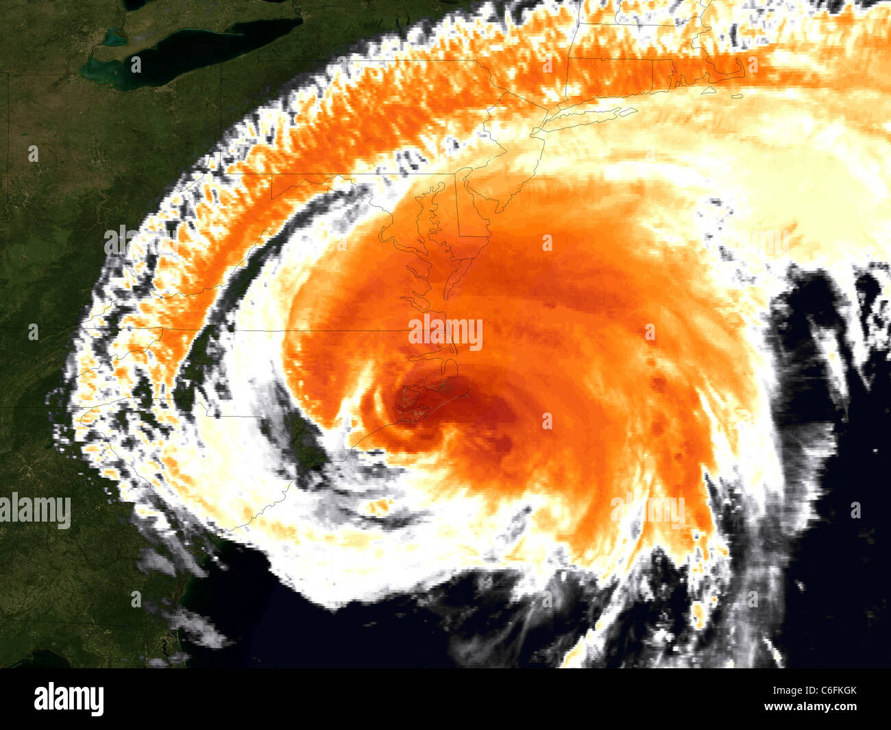 Hurrikan Irene macht Landfall sichtbaren Satellitenbild Hurrikan Irene machten Landfall bei ca. 7:30 Uhr EST in der Nähe von Cape Lookout, North Carolina mit maximal unterstützte Winde von 85 MPH (Kategorie 1). Diese beiden noaa geht's-13 Satelliten-Bilder zu erfassen Irene landfall Moment. Der erste benutzt den Sensor sichtbar; die zweite ist Infrarot Bilder koloriert. Hurrikan Warnungen gelten für die US-Küste von North Carolina, Maine, wie projizierte Pfad des National Hurricane Center hat es entlang der Küste in den nächsten 24 Stunden, vielleicht wenn man ins Landesinnere auf Long Island, NY. Stockfoto