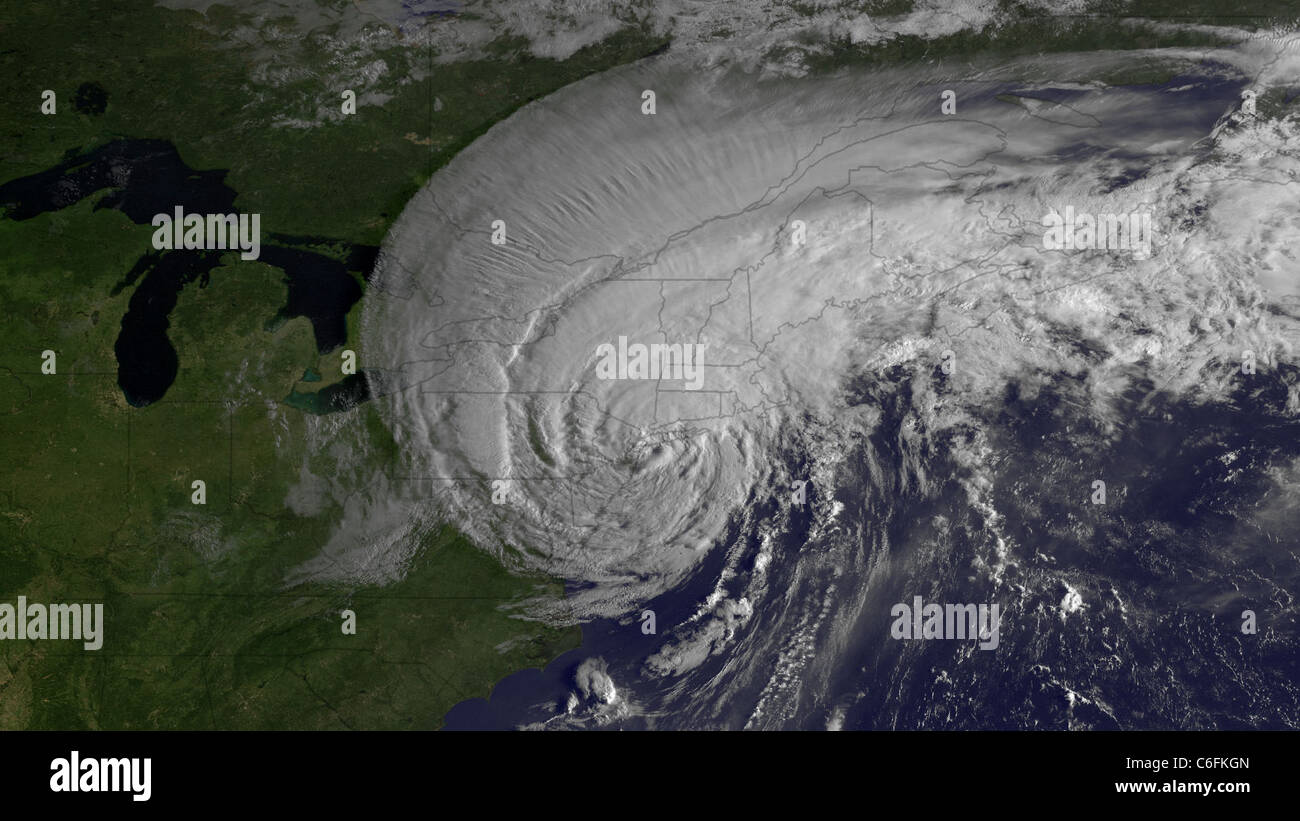 Tropischer Sturm Irene macht Landfall in der Nähe von New York City Irene war zu der Zeit, zu einem tropischen Sturm herabgestuft der Sturm ließ Landfall in der Nähe von New York City. Noch Verpackung Winde in der Nähe von 65 Meilen pro Stunde, Irene zu weit verbreitetem Stromausfälle und Überschwemmungen in New York und New Jersey. Das National Hurricane Center berichteten von einer Sturmflut von 3,8 Meter in den Hafen von New York und mittlerer Stufe Überschwemmungen am Battery Park in Lower Manhattan in der Nähe von 8.6 Füßen. Anderswo in New York große Überschwemmungen, niedergeworfene Stromleitungen und entwurzelte Bäume erhebliche Schäden verursacht haben. Stockfoto