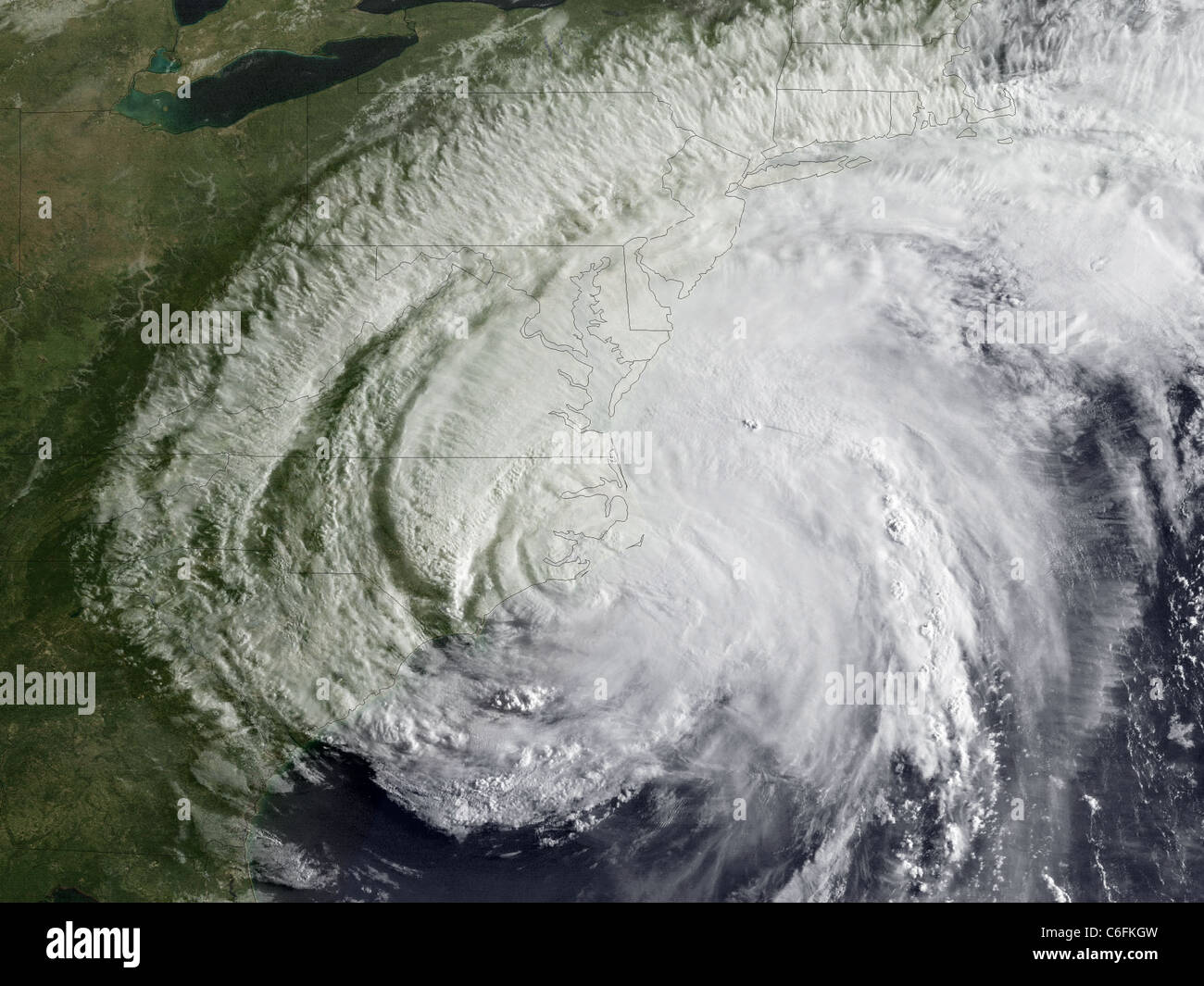 Hurrikan Irene macht Landfall sichtbaren Satellitenbild Hurrikan Irene machten Landfall bei ca. 7:30 Uhr EST in der Nähe von Cape Lookout, North Carolina mit maximal unterstützte Winde von 85 MPH (Kategorie 1). Diese beiden noaa geht's-13 Satelliten-Bilder zu erfassen Irene landfall Moment. Der erste benutzt den Sensor sichtbar; die zweite ist Infrarot Bilder koloriert. Hurrikan Warnungen gelten für die US-Küste von North Carolina, Maine, wie projizierte Pfad des National Hurricane Center hat es entlang der Küste in den nächsten 24 Stunden, vielleicht wenn man ins Landesinnere auf Long Island, NY. Stockfoto