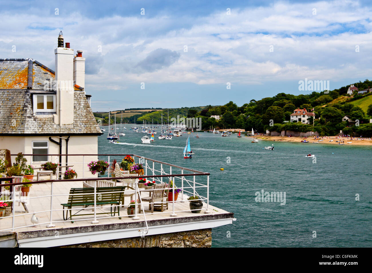 Ein Haus in Salcombe Devon mit einem auf dem Dach-Balkon mit Blick auf die Mündung Stockfoto