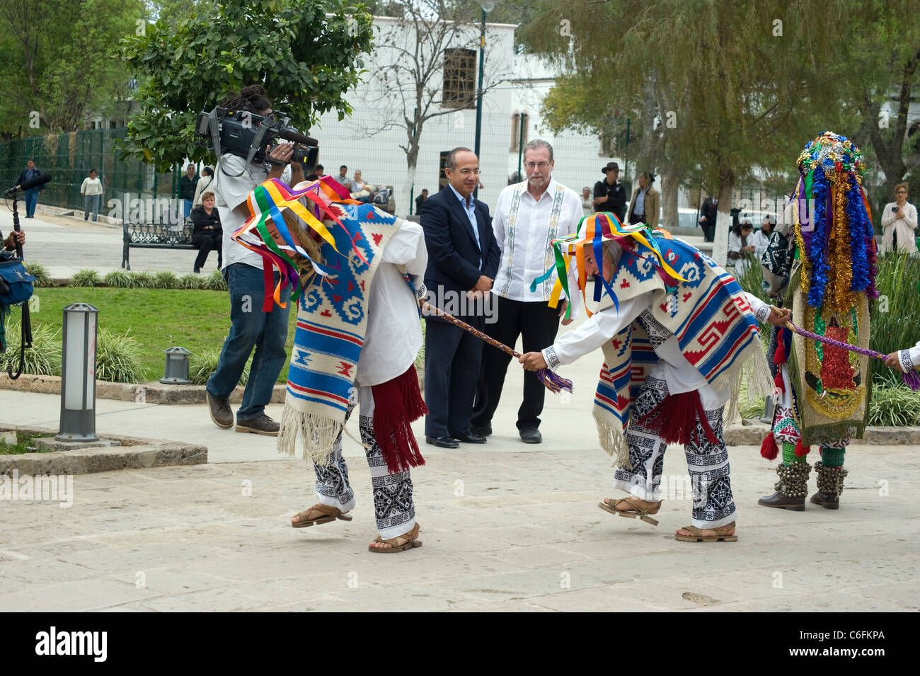 Präsident Felipe Calderon und Peter Greenberg mit kostümierten Darstellern im Park in Morelia, Mexiko Stockfoto