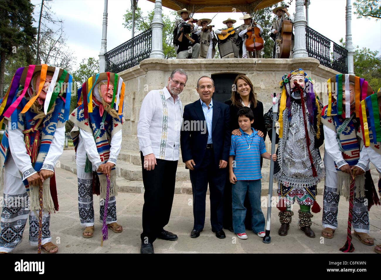 Präsident Filian Calderon mit seiner Frau, seinem Sohn und Peter Greenberg mit kostümierten Darstellern im Park in Morelia, Mexiko Stockfoto