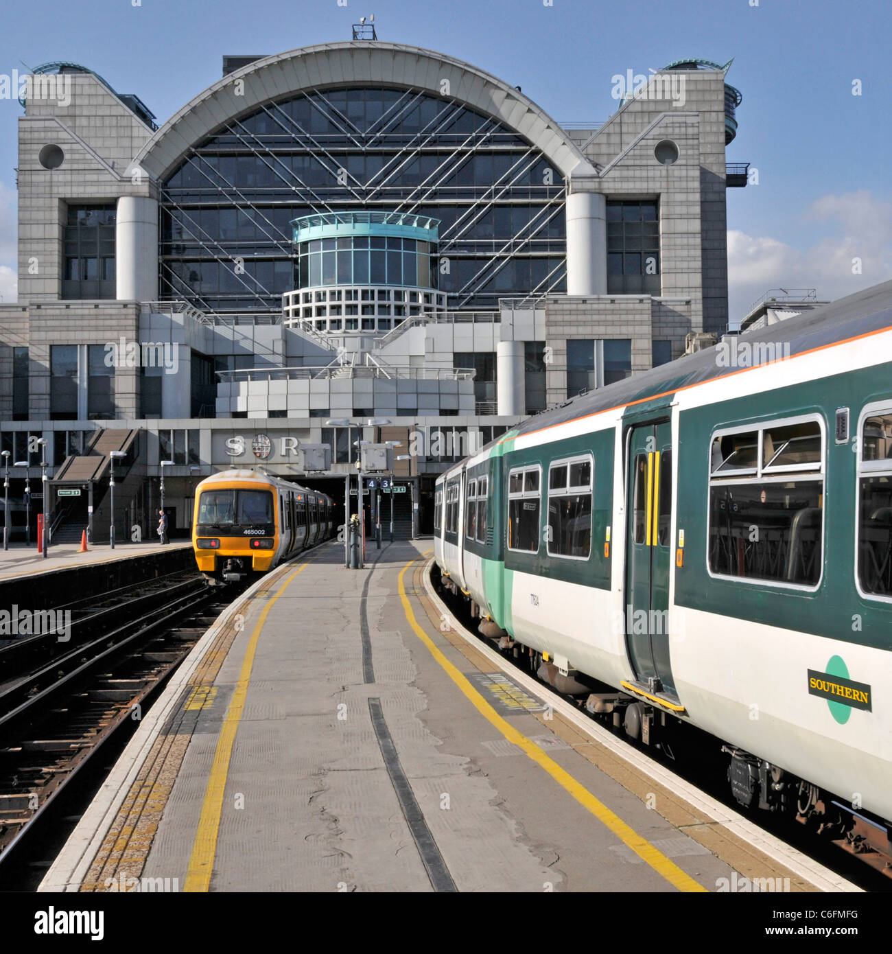 Zug An Plattform London Charing Cross Bahnhof Mit Damm Ort