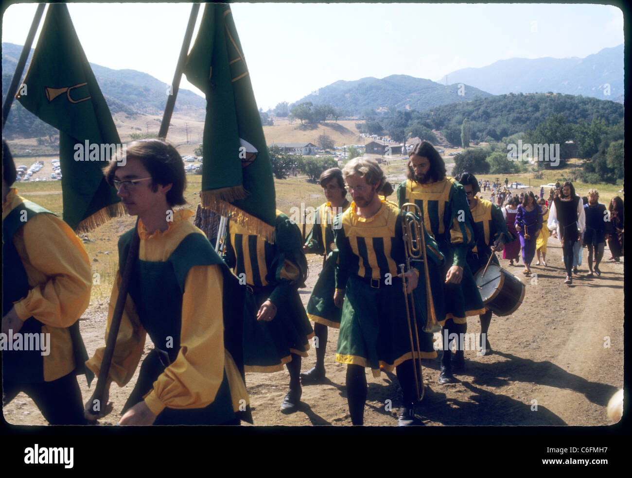 kostümierte Männer Parade Renaissance Vergnügen Faire Southern California Hippies der 1970er Jahre Stockfoto