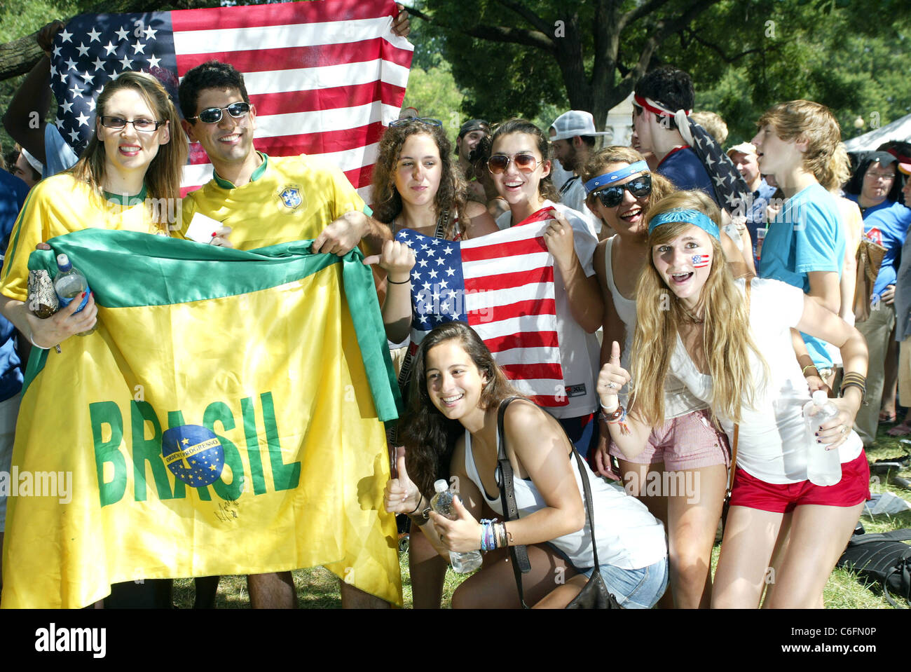 WM Fußball-Fans kommen im Morgengrauen decken vor 2 riesige outdoor-Bildschirme für das Eröffnungsspiel zwischen den Vereinigten Staaten zu legen Stockfoto