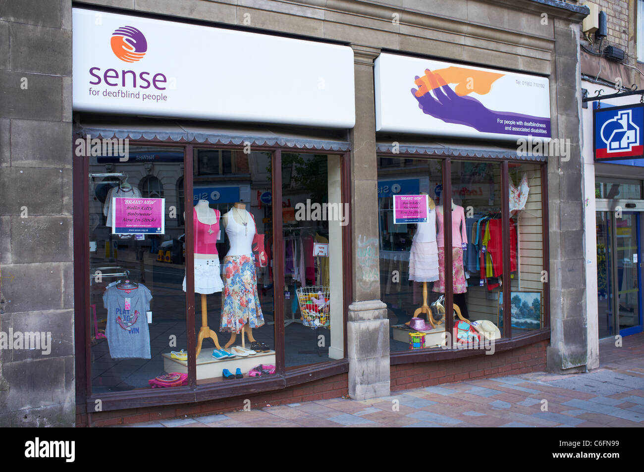 Außenseite des Sinn Charity-Shop für blinde Gehörlose Queens Square Wolverhampton UK Stockfoto