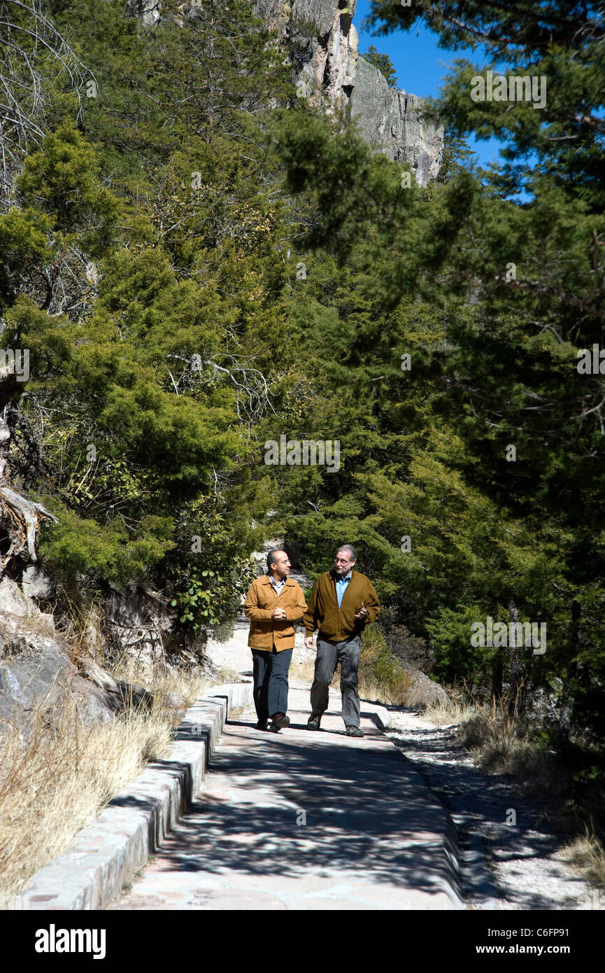 Präsident Feliipe Calderon und Peter Greenberg besuchen den Parque Nacional Cascada de Basaeachi in Chihuahua Stockfoto