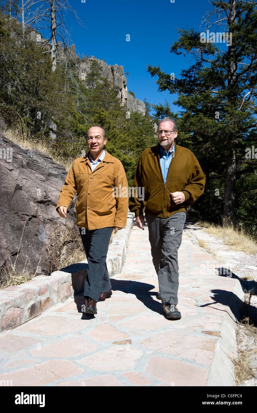 Präsident Feliipe Calderon und Peter Greenberg besuchen den Parque Nacional Cascada de Basaeachi in Chihuahua Stockfoto