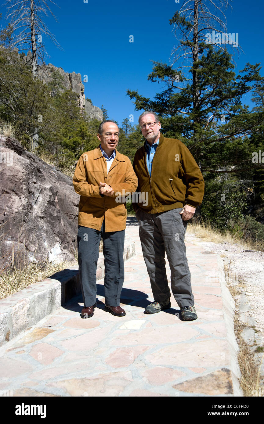Präsident Feliipe Calderon und Peter Greenberg besuchen den Parque Nacional Cascada de Basaeachi in Chihuahua Stockfoto