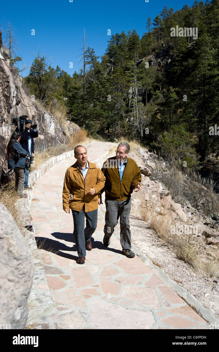 Präsident Feliipe Calderon und Peter Greenberg besuchen den Parque Nacional Cascada de Basaeachi in Chihuahua Stockfoto