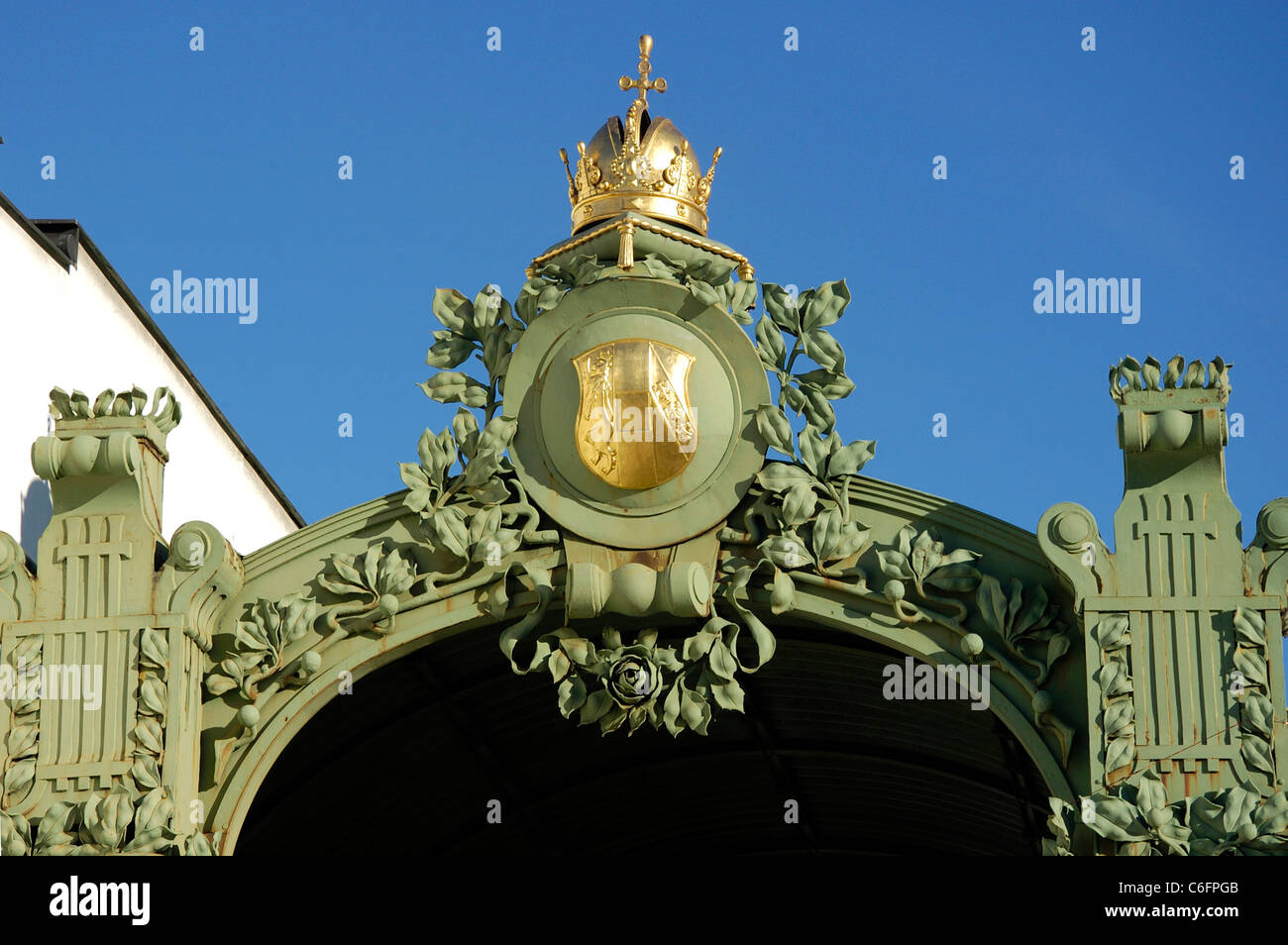 Krone-Detail am Gericht Pavillon der s-Bahn in Hietzing Stockfoto