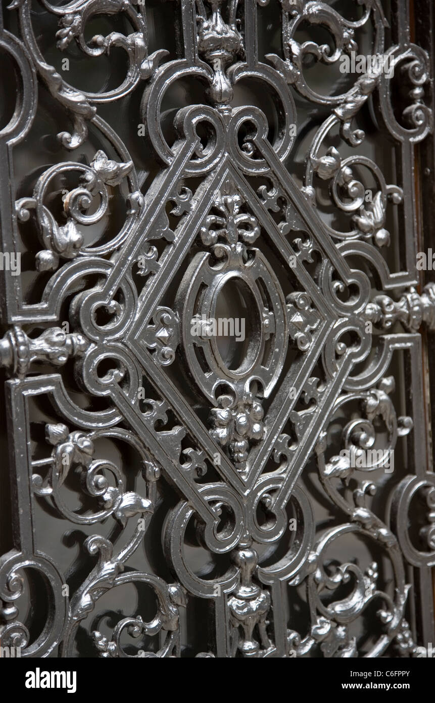 Reich verzierte Fenster Grill Abdeckung in Genf Stockfoto