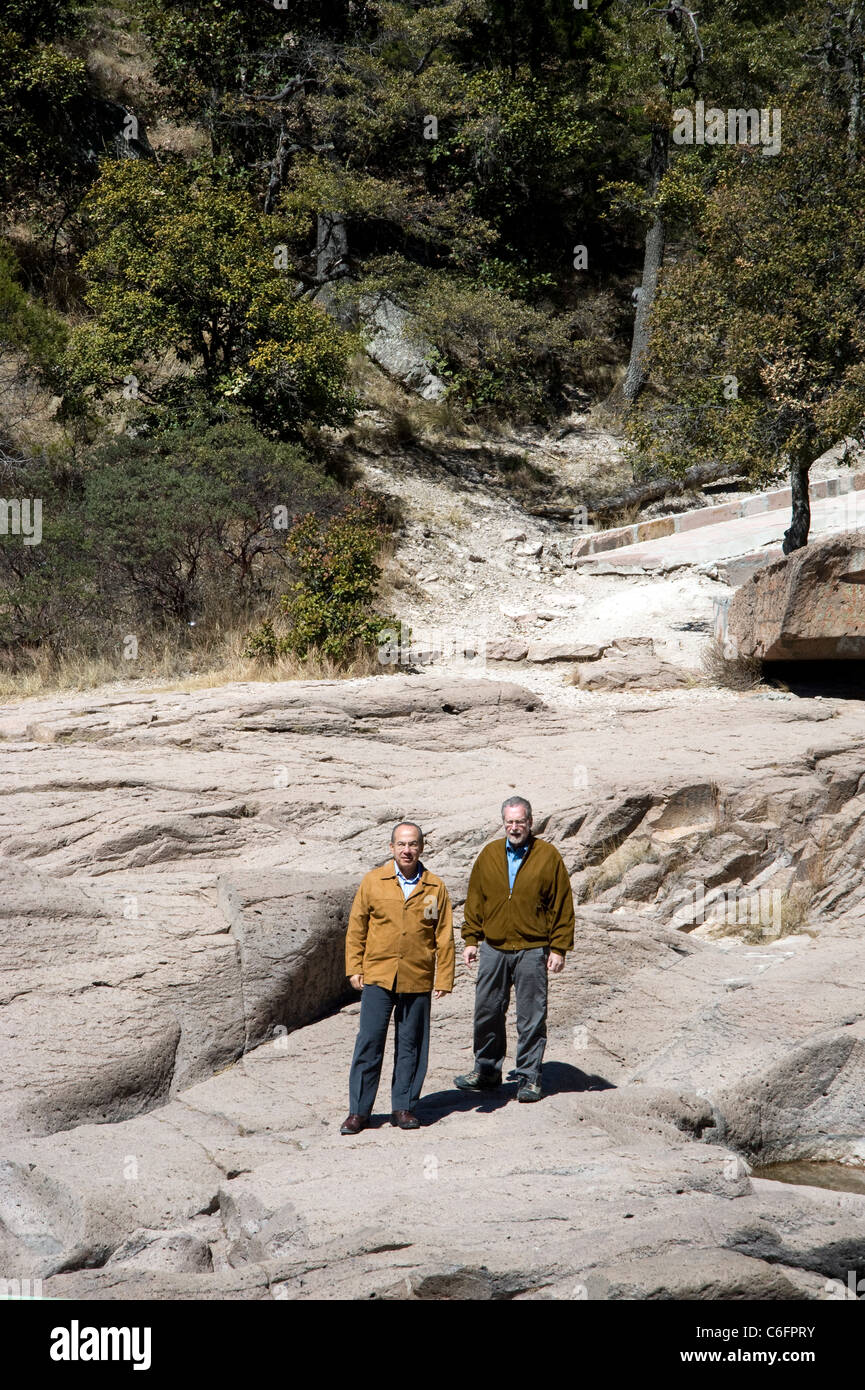 Präsident Feliipe Calderon und Peter Greenberg besuchen den Parque Nacional Cascada de Basaeachi in Chihuahua Stockfoto