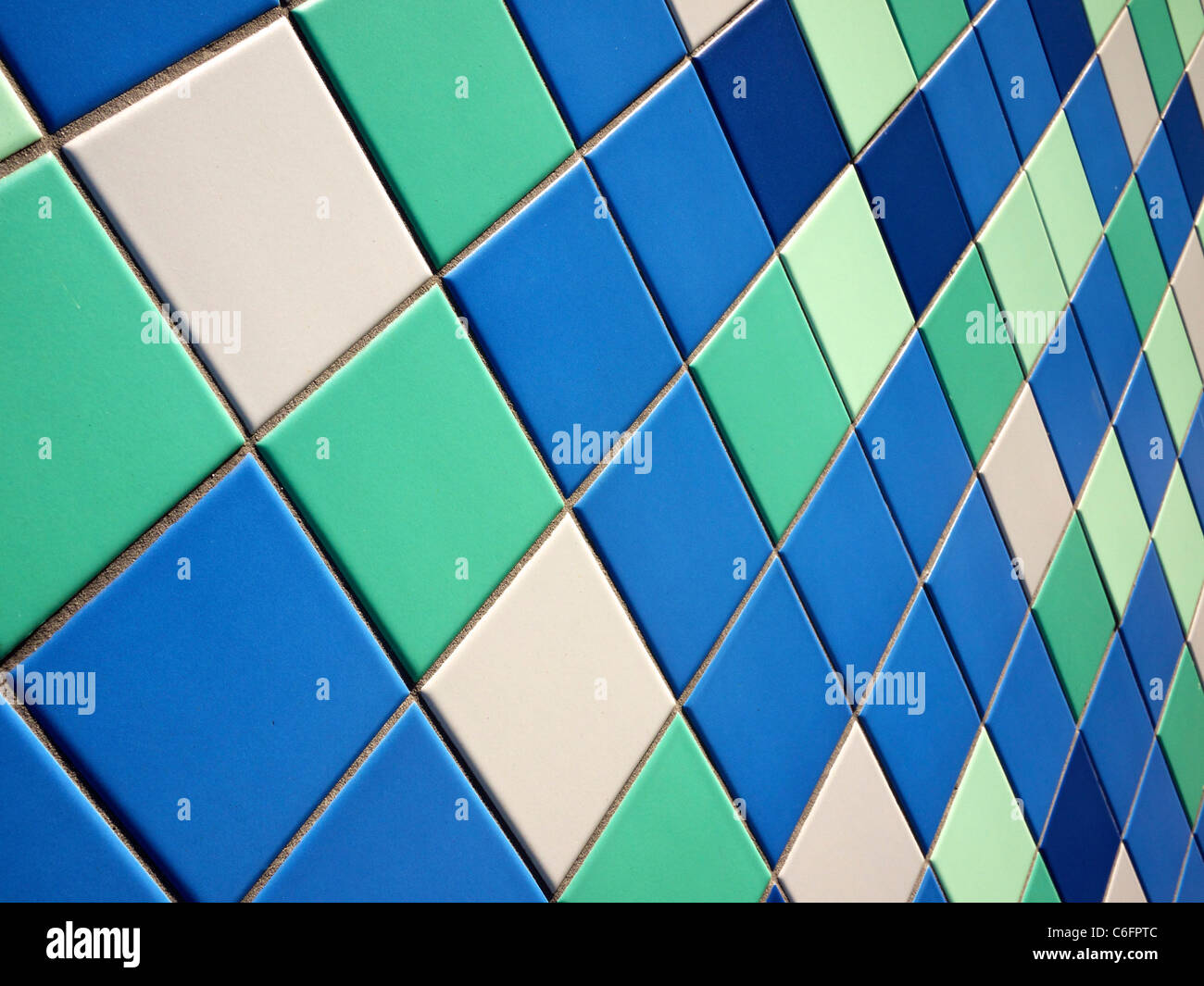 Fliesenwand mit Quadrat blau, weiß und türkisfarbenen Kacheln. Stockfoto