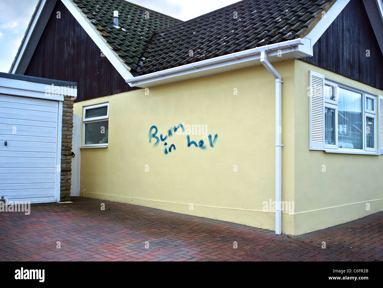 Graffiti gesprüht an der Wand eines privaten Hauses. Stockfoto