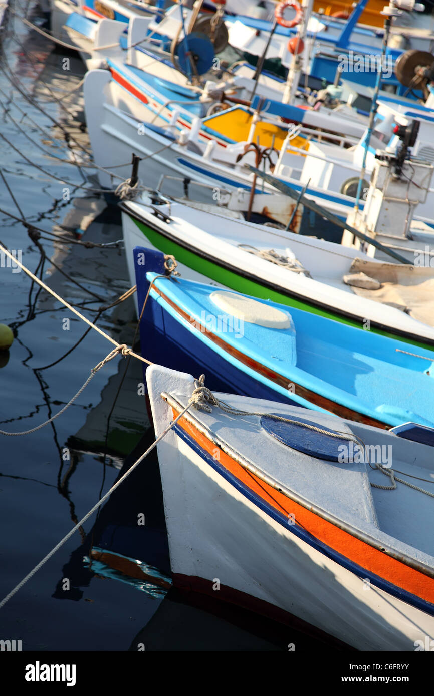 Angelboote/Fischerboote im Hafen, Elounda, Kreta, Griechenland angedockt. Vertikale Zusammensetzung. Flachen DOF. Stockfoto