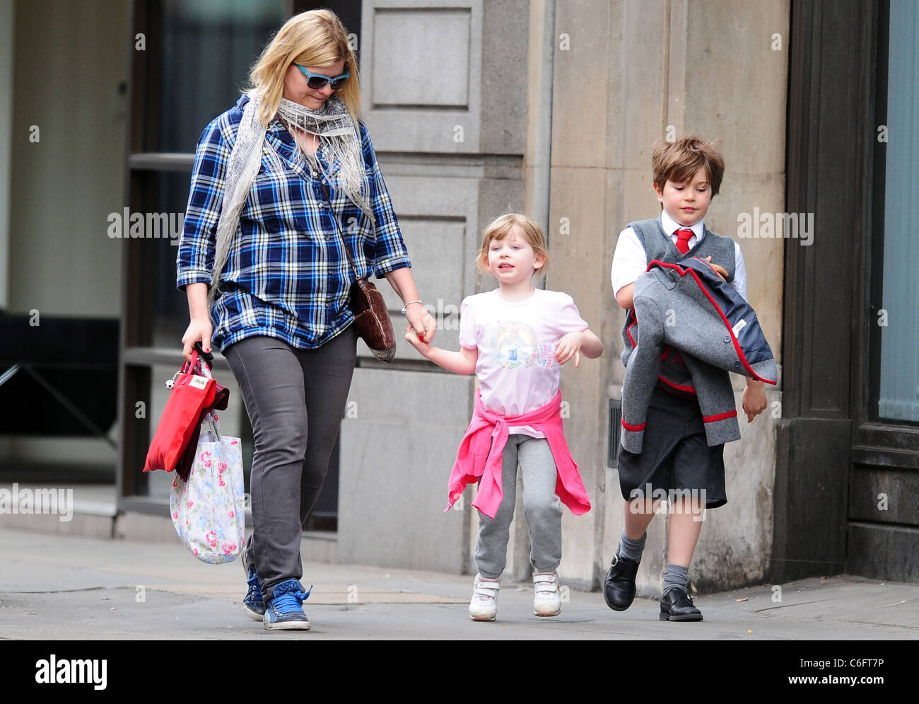 Ein Kindermädchen bringt Claudia Schiffers Kinder Caspar Vaughn und