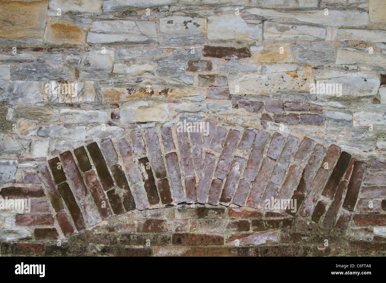 Hintergrund oder die Textur einer Steinmauer mit Ziegel einsetzen Stockfoto