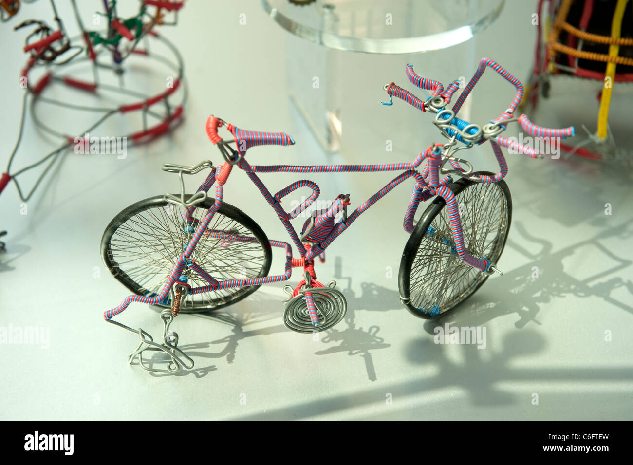 Afrikanischen Kindes gemacht Spielzeug Fahrrad aus Metall Abfall Stockfoto