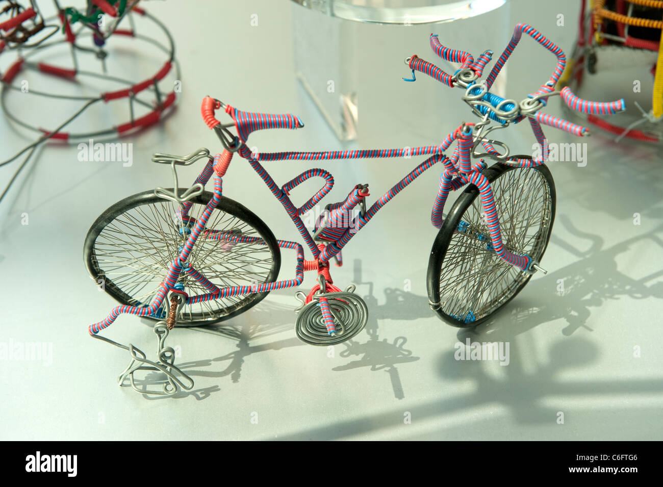 Afrikanischen Kindes gemacht Spielzeug Fahrrad aus Metall Abfall Stockfoto