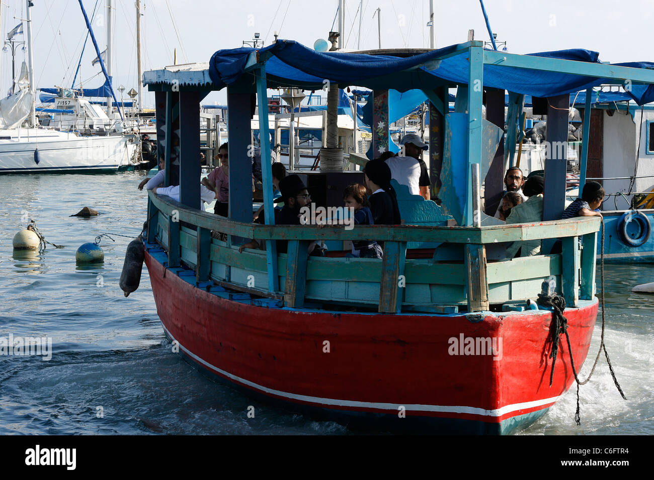 Ein Motorboot mit Passagieren an Bord im Hafen von Akko, Israel. Stockfoto