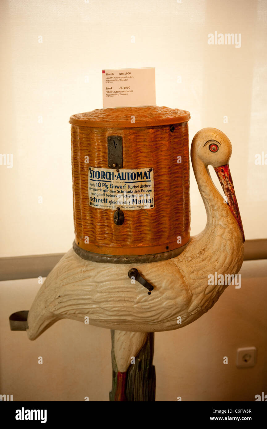 Sehr alte Storch Sweet Chocolate Vending Machine Stockfoto