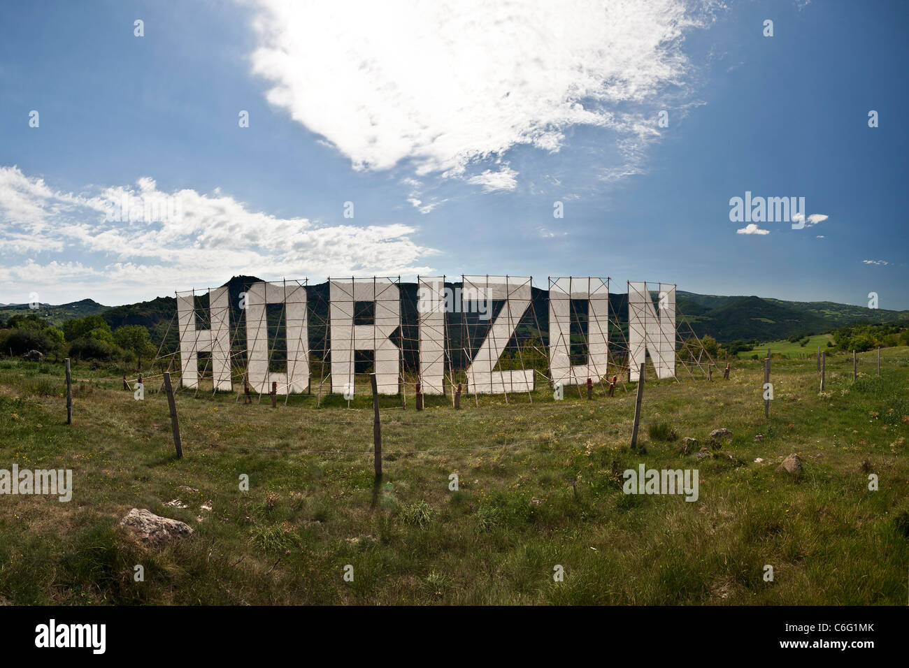 Ein Land Art-Werk namens "Horizont", durchgeführt von dem bildenden Künstler V. Roger. Installation de Land Art Réalisée Par V.Roger. Stockfoto