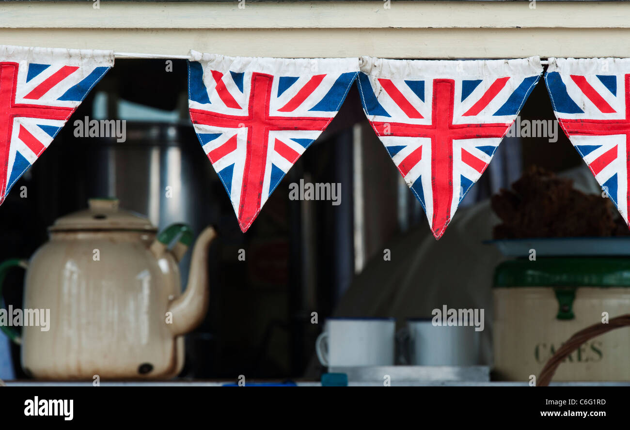 Union Jack-Flagge Wimpel auf der 1940er Jahre Tee-Wagen bei einer Re-Enactment-Show. England Stockfoto
